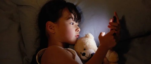 西安心理咨询：孩子抱着手机不撒手？家长别慌，这些方法能让孩子自觉放下手机！
