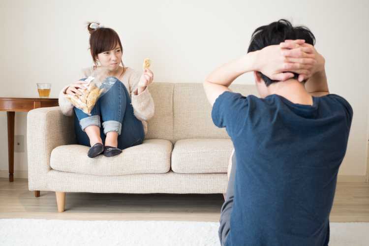 摄图网_502014162_客厅里吵架的情侣（企业商用）