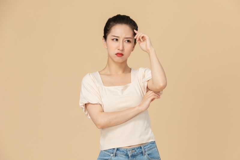 摄图网_501641606_色彩美女焦虑烦恼（企业商用）
