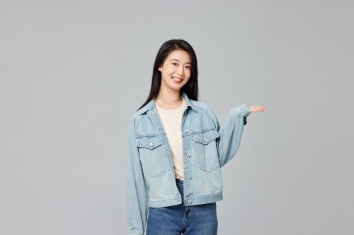 摄图网_507699142_年轻活力女性摊开手掌（企业商用）