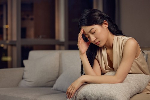 摄图网_507714477_女人感到无力无助（企业商用）