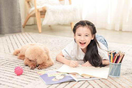 摄图网_501397847_狗狗陪伴小女孩做作业（企业商用）